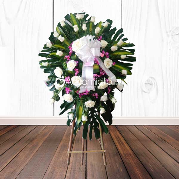 Corona fúnebre lila Floristería en Cali